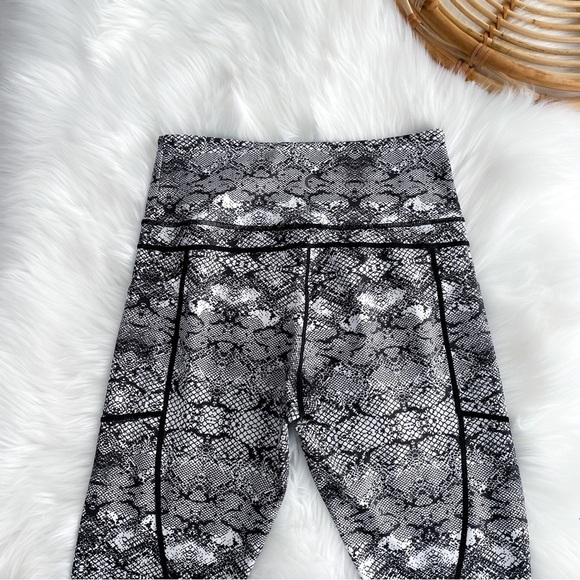 Zyia Active Cobra Metallic Light n Tight Capri Crop Leggings Snakeskin High Rise - Picture 7 of 14